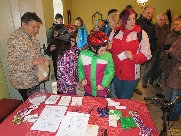 PŘEHÁŇKY NEODRADILY, VLČÍ STOPOU ŠLA VÍCE JAK STOVKA LIDÍ