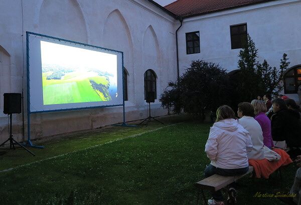 PROMÍTALI DOKUMENT O STAVBĚ HRACHOLUSEK