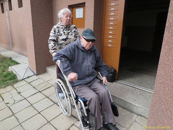 SANITKA K NEMOCNÉMU NESMÍ, PACIENTA VOZÍ K NÍ