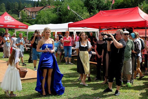 SKLÁŘI MĚLI POUŤ A ZKRÁŠLILI SVOU KRÁLOVNU!