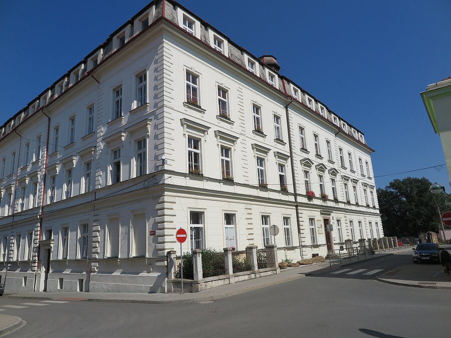 ŠKOLY O PRÁZDNINÁCH NEZAHÁLELY