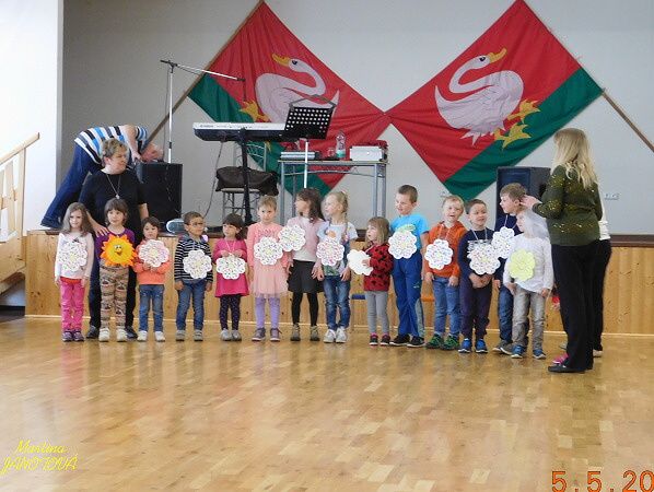 obrázek: SLAVILI DEN MATEK, BESEDOVALI I TANČILI