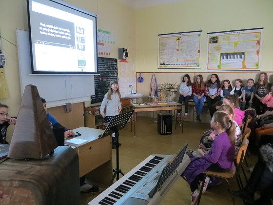 SOUTĚŽ VE ZPĚVU ZPESTŘILA KONEC TÝDNE NA ZŠ V MÁNESOVĚ