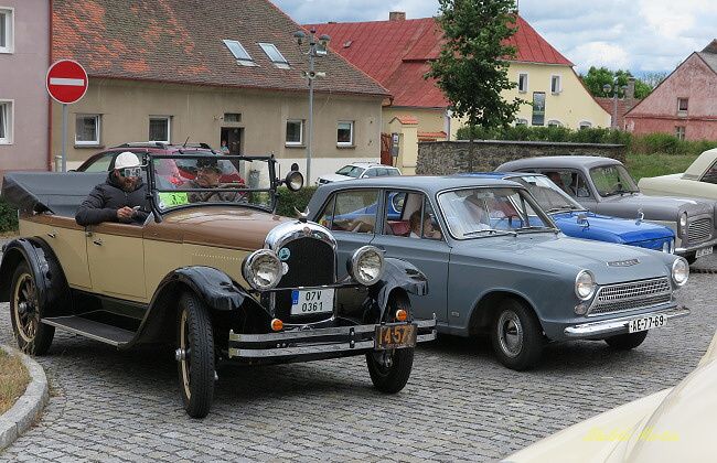 TACHOVSKEM PROJELA KOLONA HISTORICKÝCH VOZIDEL