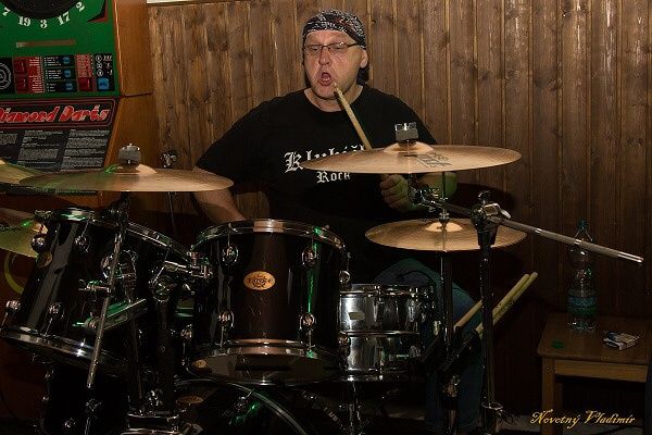 obrázek: U KOMÍNA PAŘILI S KLUBÍČKEM!