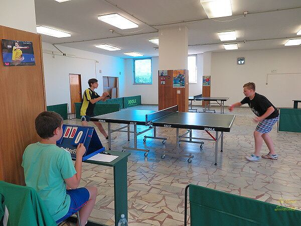 UTKALI SE VE STOLNÍM TENISE