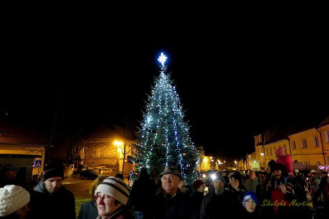 V ČERNOŠÍNĚ UŽ ZÁŘÍ VÁNOČNÍ STROM!