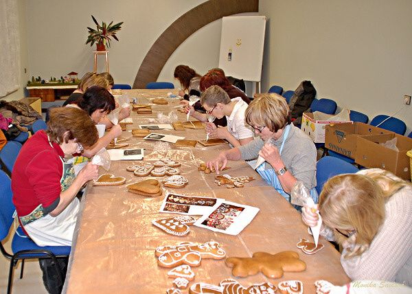 VČELAŘI PŘIPRAVUJÍ PERNÍKY PRO PLES