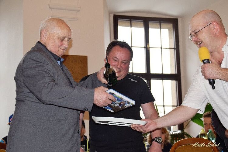 VE STŘÍBŘE KŘTILI SRDCOVÉ ESO