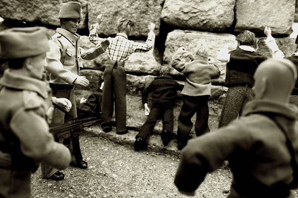 VÝSTAVA LUKÁŠE HOUDKA PŘIPOMÍNÁ POVÁLEČNÉ UDÁLOSTI