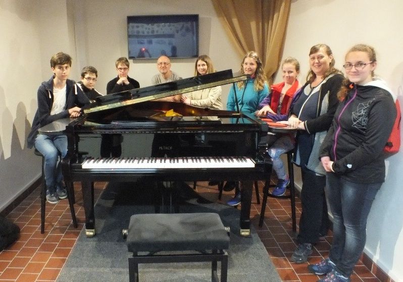 ŽÁCI ZUŠ VIDĚLI VÝROBU KLAVÍRŮ