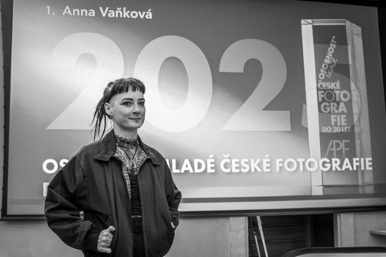 Absolventka plzeňské Sutnarky získala prestižní cenu Osobnost mladé české fotografie