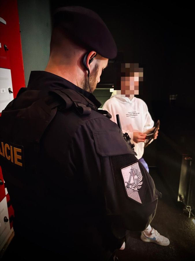 Bary, kluby i ulice pod dohledem. Víkendová noční akce v Plzni odhalila řadu přestupků