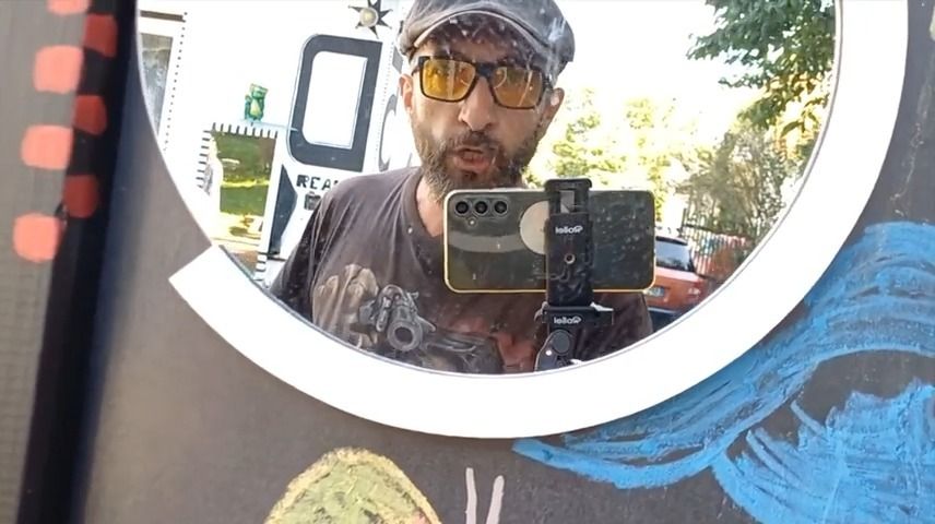 Bůh Šašek odsouzen - má zakázané online aktivity