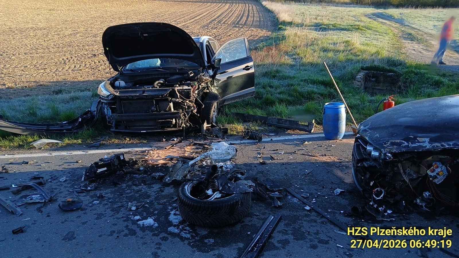 Čelní střet u Stodu. Alfa Romeo v zatáčce vjela do protisměru, zranili se dva řidiči