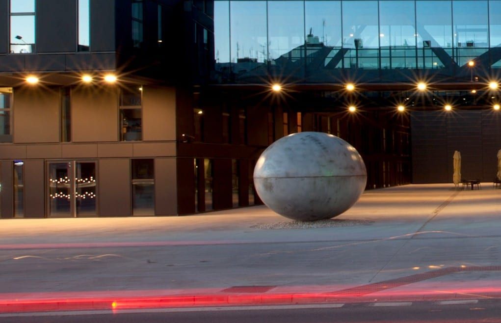 Co bude s obřím vejcem u Nového divadla? Plzeň čeká rozhodování o kontroverzním symbolu