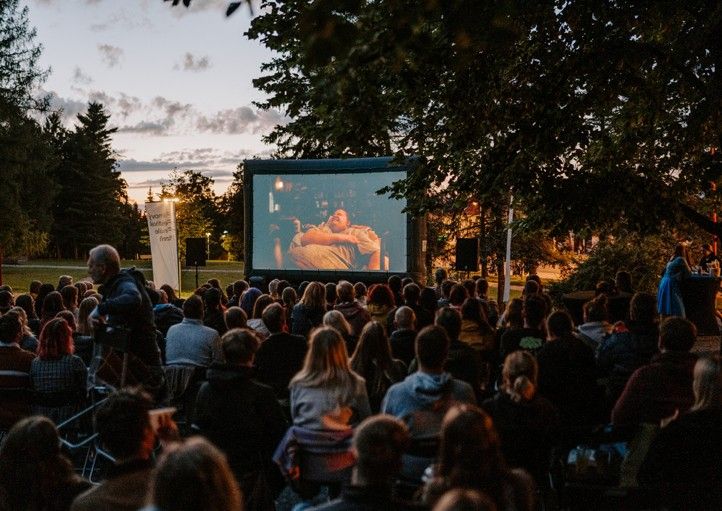 Dnes začínají Plzeňské filmové večery. Kino zamíří na netradiční místa