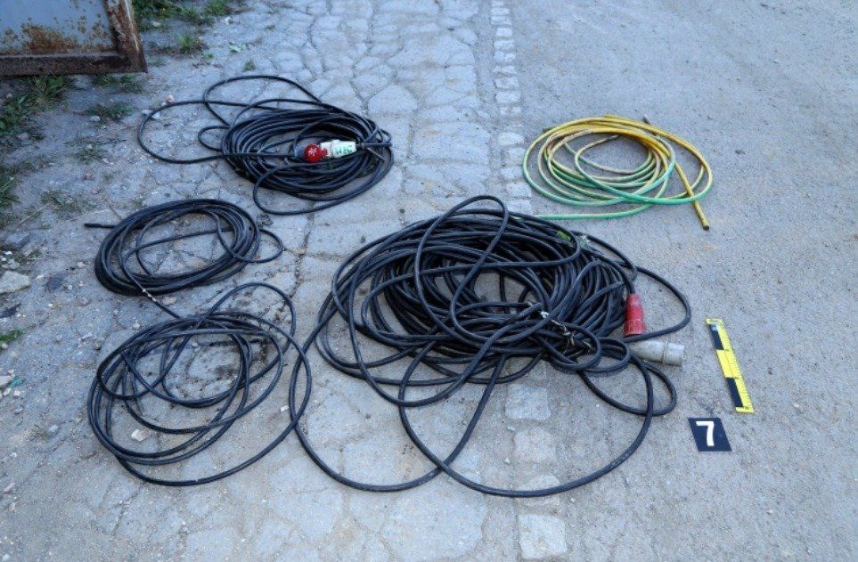 Do bývalé papírny prý šli jen na snídani. Recidivisté si ale odnesli 100 metrů kabelů