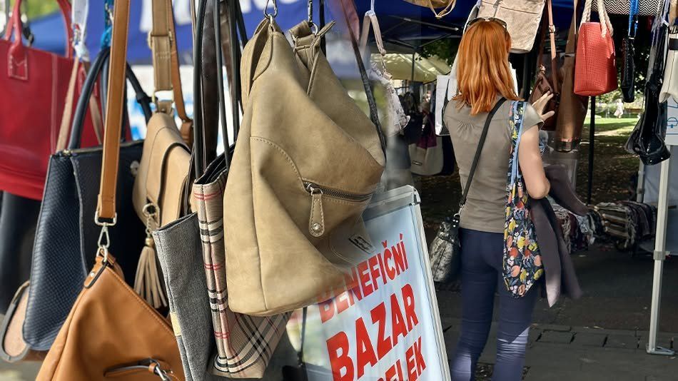 Dobročinný bazar vynesl dětem celkem 30 tisíc. Plzeňané darovali přes 700 kabelek