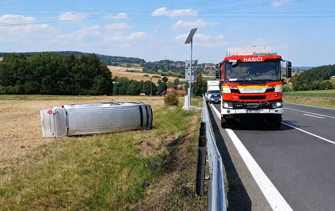 Dodávka s rodinou narazila na Plzeňsku do svodidel a převrátila se do pole, zranily se dvě děti a matka