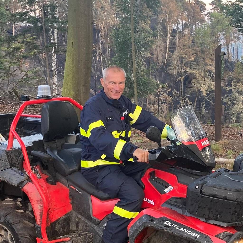 Hasič Martin Provazník č získal ocenění od prezidenta. Zachránil řidiče z kamionu na kolejích