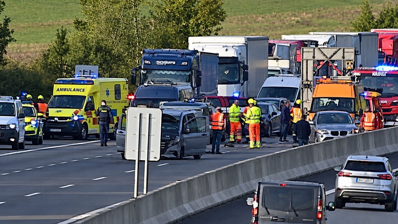 obrázek: Hromadná nehoda na D5 u Loděnice zablokovala směr na Prahu, kolony zasáhly až na Berounsko