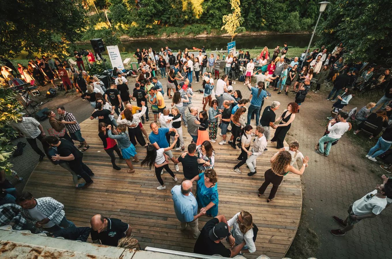 Hudba, náplavka a vstup zdarma. River Sound se letos přesouvá k Trojmostí