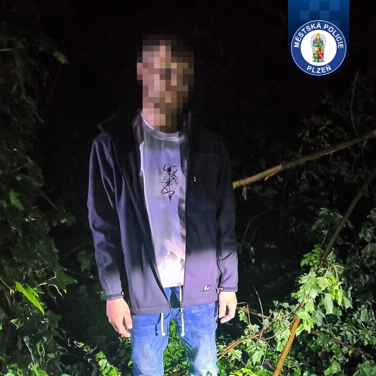 Hustý dým u trati zalarmoval hlídky. V provizorním stanu pálili kabeláž