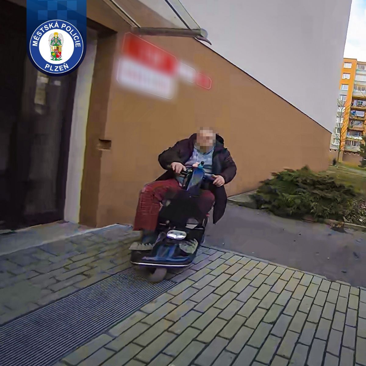 Invalidu na vozíku zradil klíč i obrubník, ven se sám nedostal