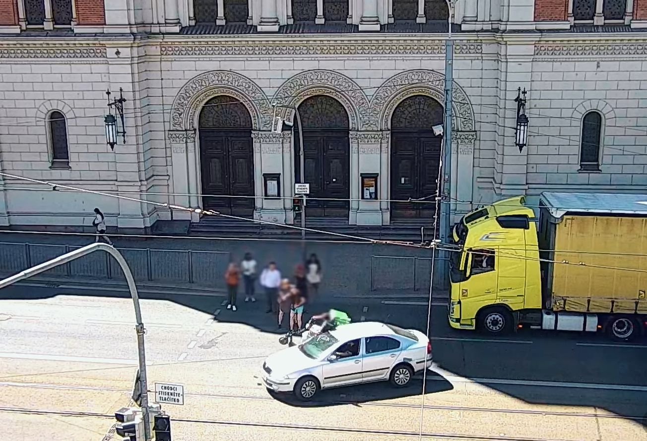 Kamera zachytila střet auta s kurýrem na elektrokoloběžce (video)