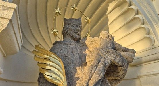 Kaplička na Karlovarské ulici září po rekonstrukci