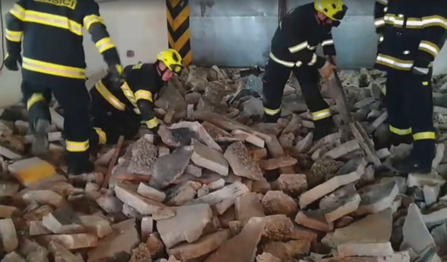 Kde jiní vidí suť, hasiči vidí trénink. V Nepomuku cvičil pes hledání lidí v troskách