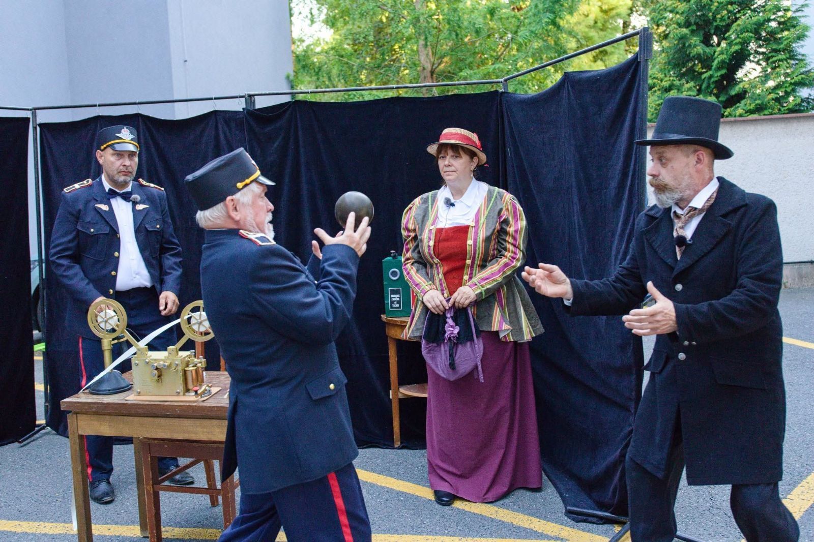 Komedyjanti jedou krajem historickým motoráčkem. Nádraží mění v divadelní scény