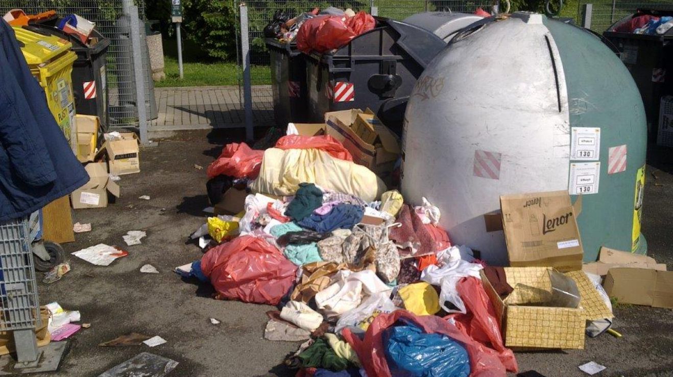 Konec přeplněných popelnic v Plzni? Město zrychlilo svoz plastu a papíru