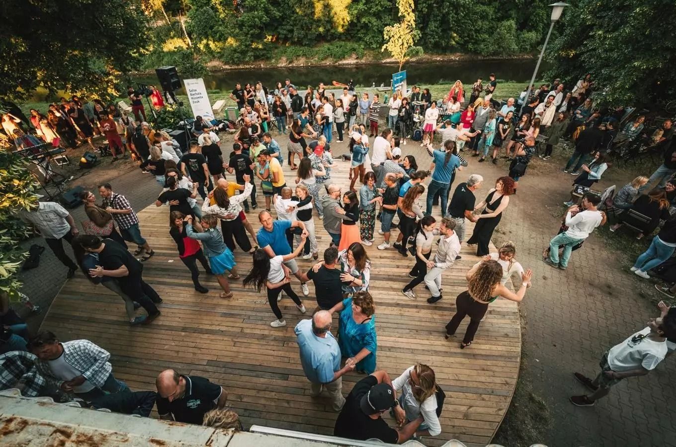 Kulturní léto v Plzni: náplavky ožijí koncerty, slam poetry a festivaly