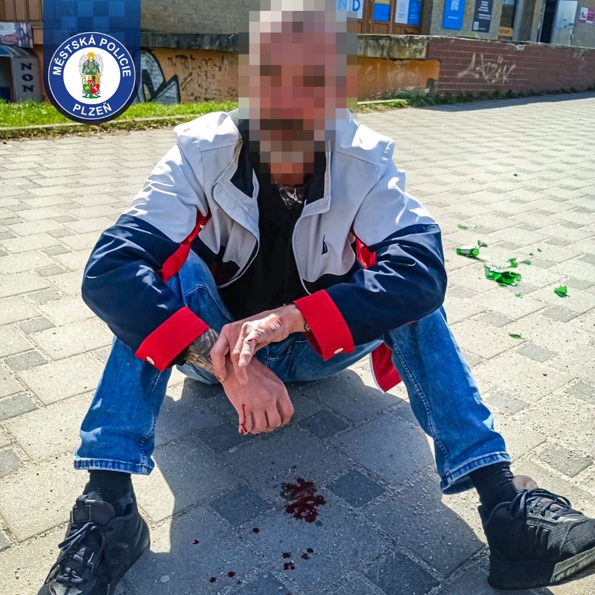 Ležel v krvi a přestával reagovat. Zraněný muž s téměř třemi promile skončil v nemocnici