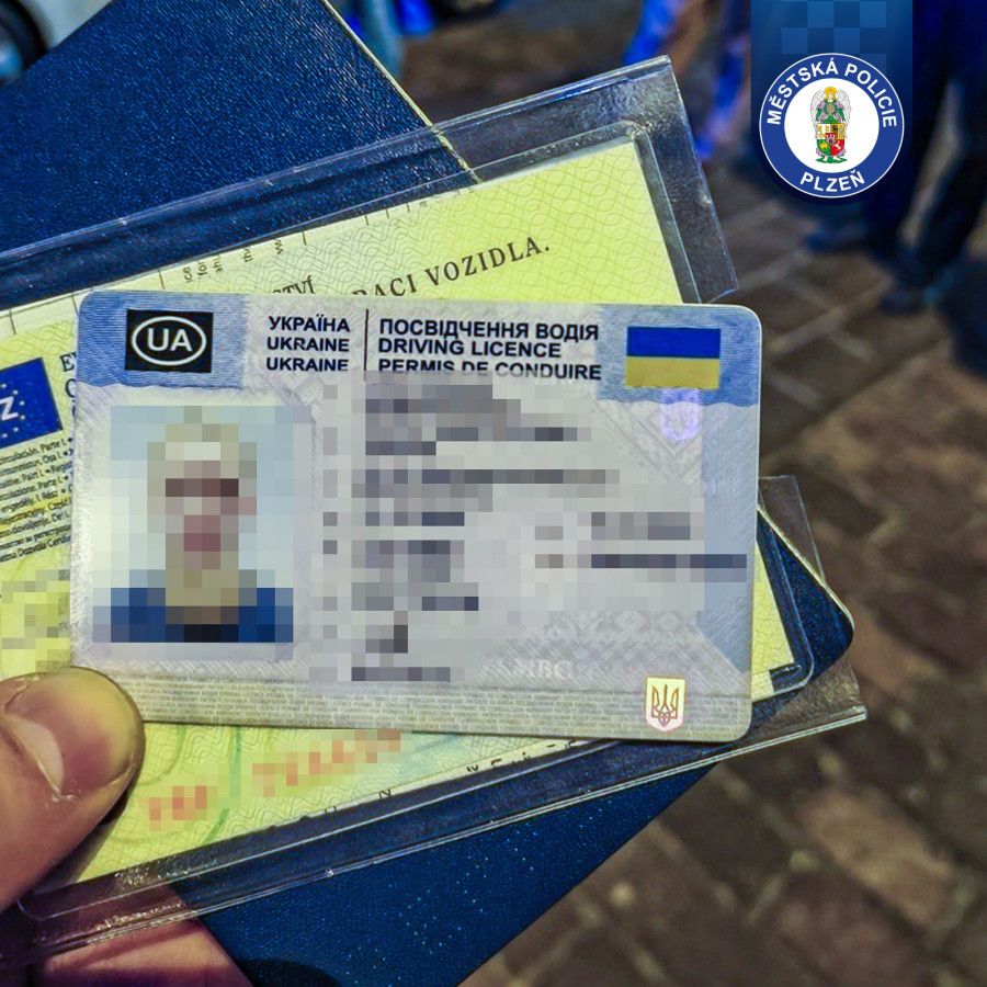 Mladík předložil falešný ukrajinský řidičský průkaz, policisté ho zadrželi