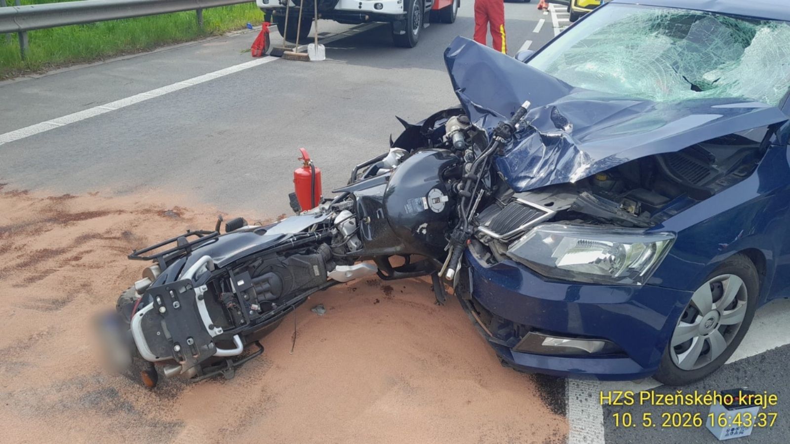 Motorkář u Plané nepřežil střet s autem. Řidič podle policie přejel do protisměru