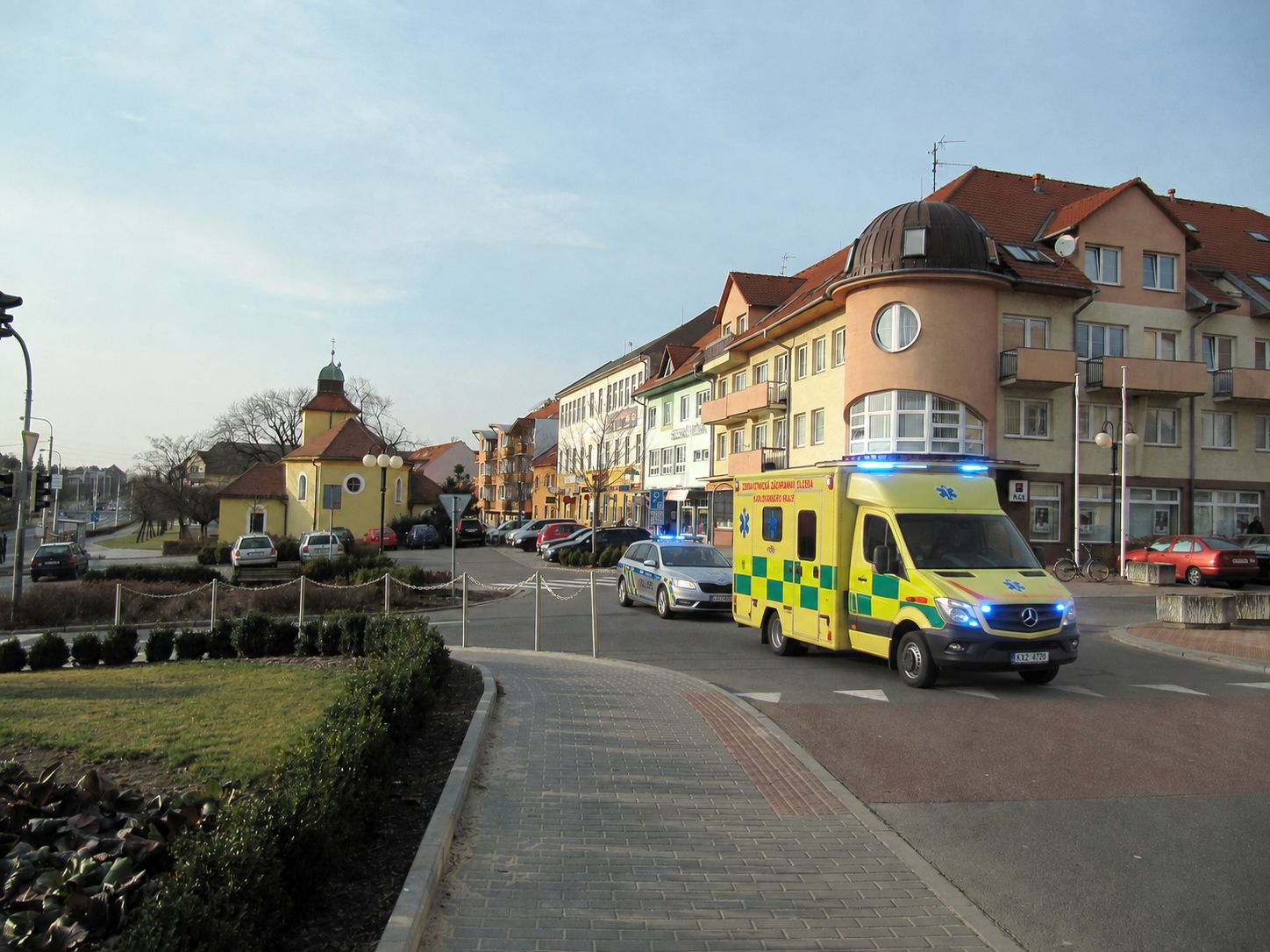 Muž měl brutálně zbít manželku, pomoc přivolaly jejich dcery. Policie řeší pokus o vraždu