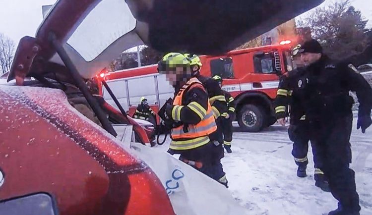 Na Plaské v Plzni našli v autě nehybnou ženu, která tam přespávala