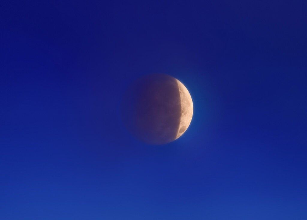 Nad Plzeňským krajem bude na ránem částečné zatmění Měsíce