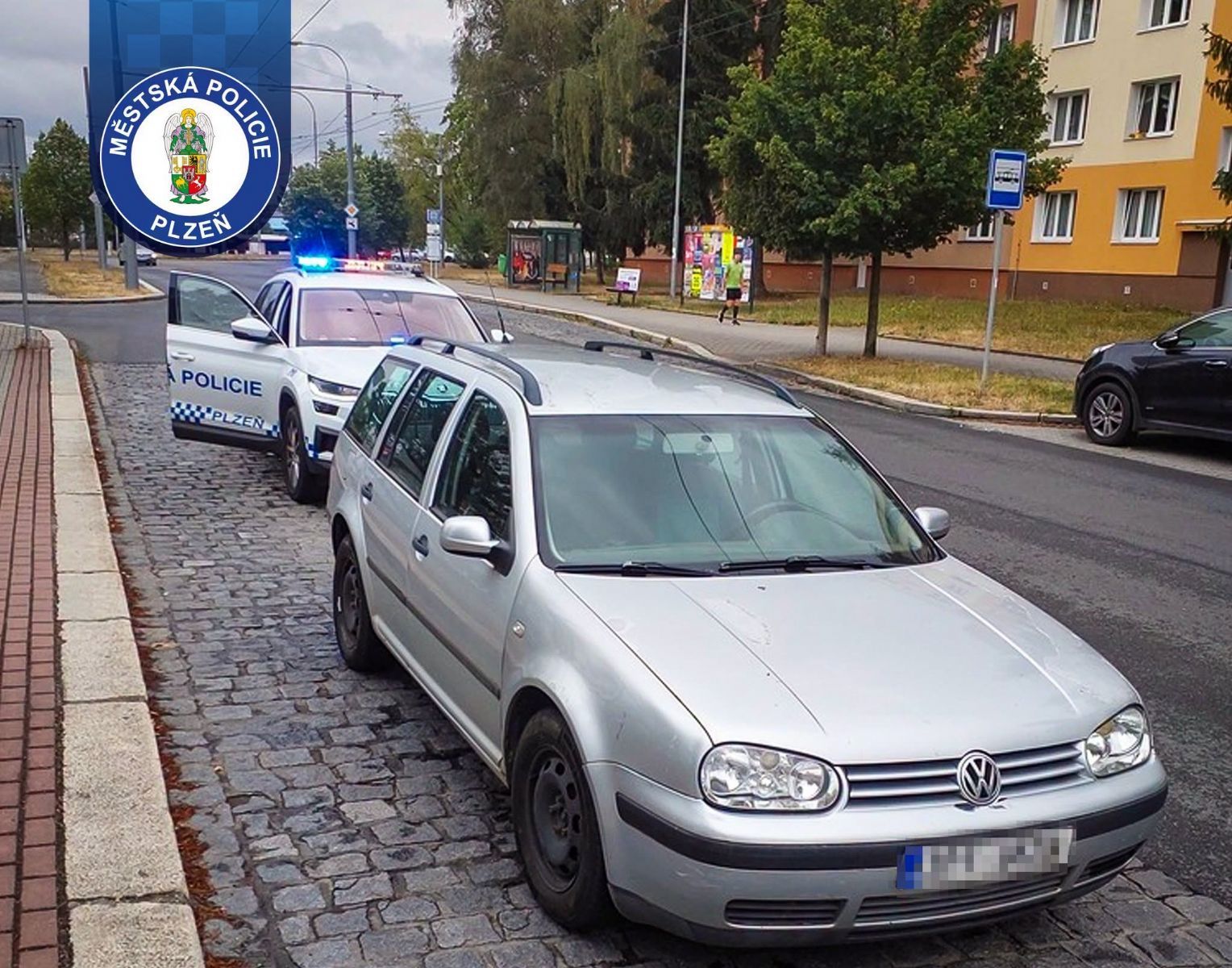 Nejistá jízda u Tyršova mostu skončila kontrolou. Téměř osmdesátiletý senior nadýchal 1,7 promile