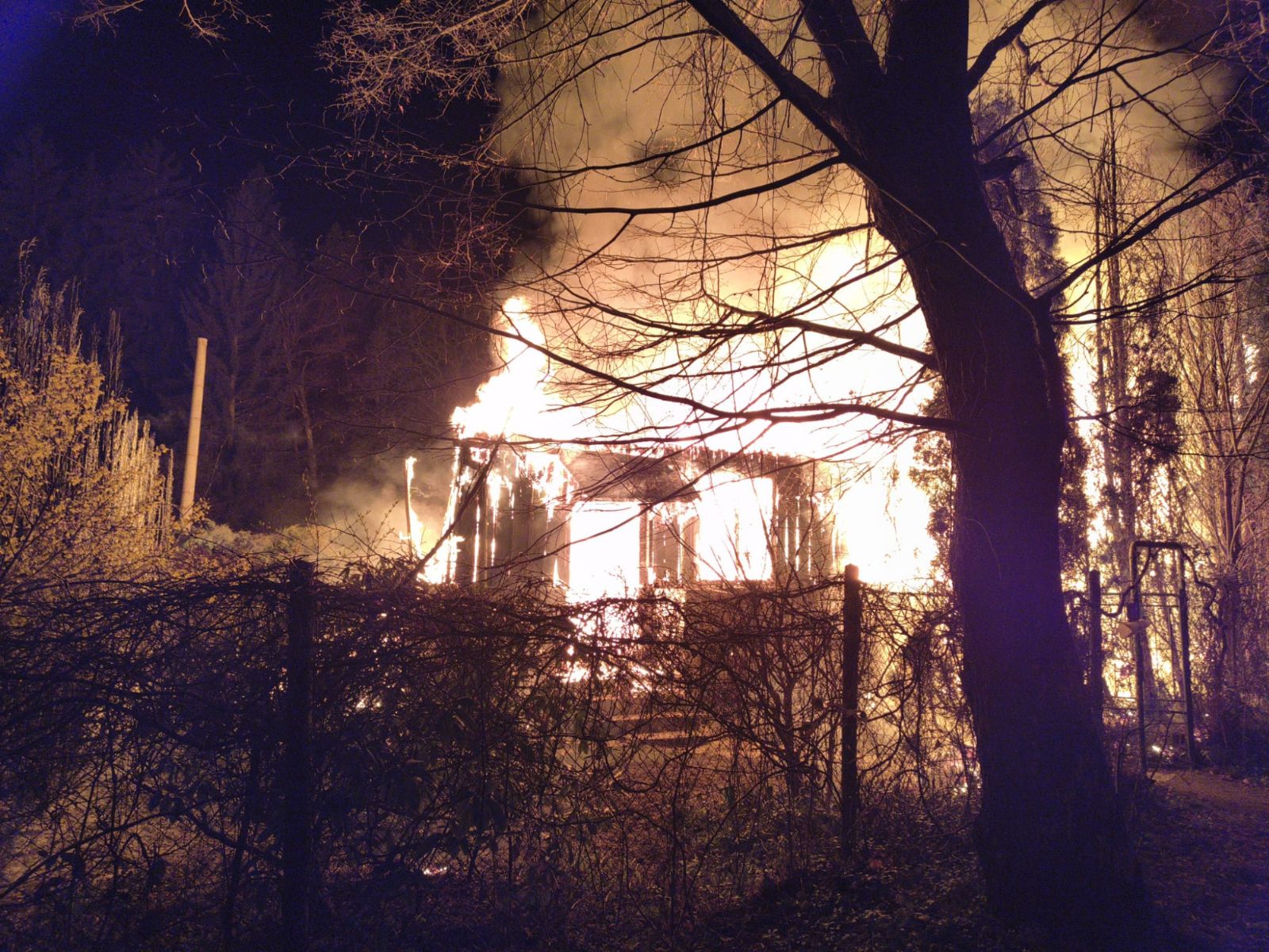 Obří požár na Rokycansku zničil chatu za miliony. Hasiči z plamenů vynesli i plynovou lahev