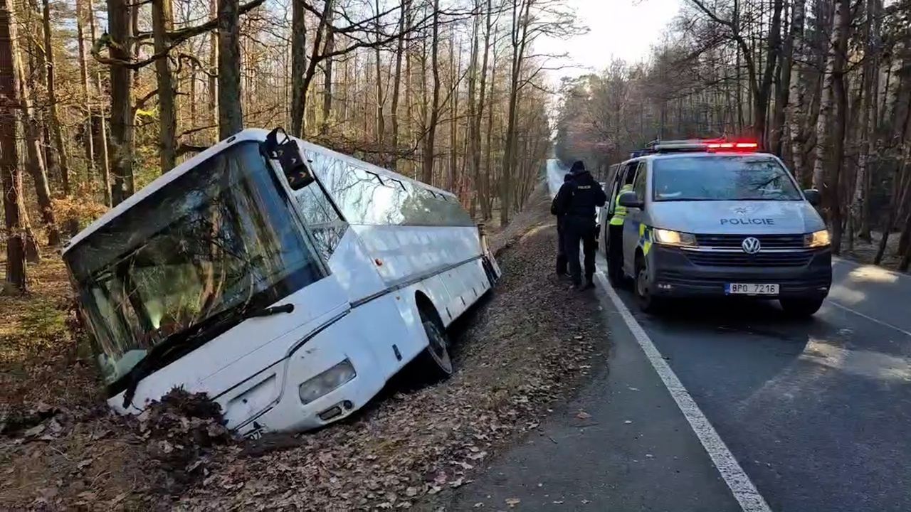 Opilce na drogách, který naboural autobus obvinila policie