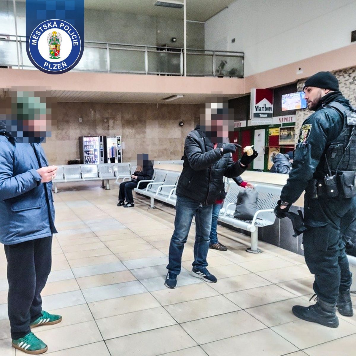 Opilci si spletli plzeňské autobusové nádraží s nálevnou