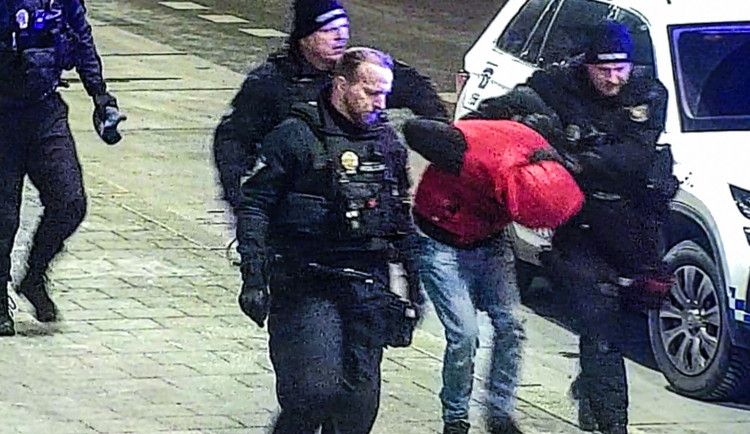Opilý cizinec s 3,23 promile napadl řidiče MHD v Plzni, skončil na záchytce