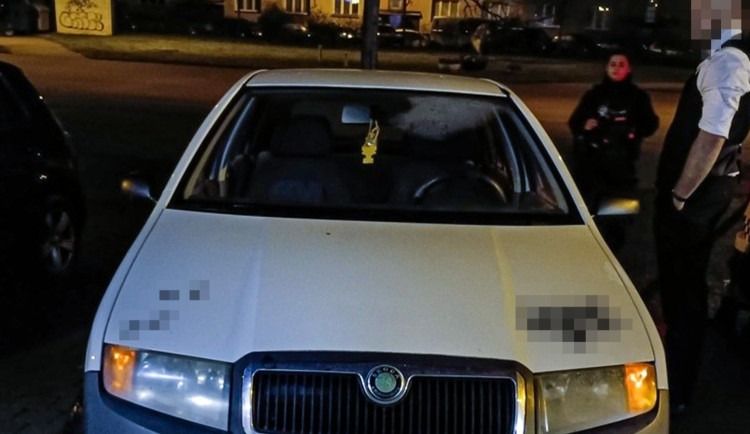 Opilý mladík si nvyrazil jednosměrkou pro kebab, chytili ho strážníci