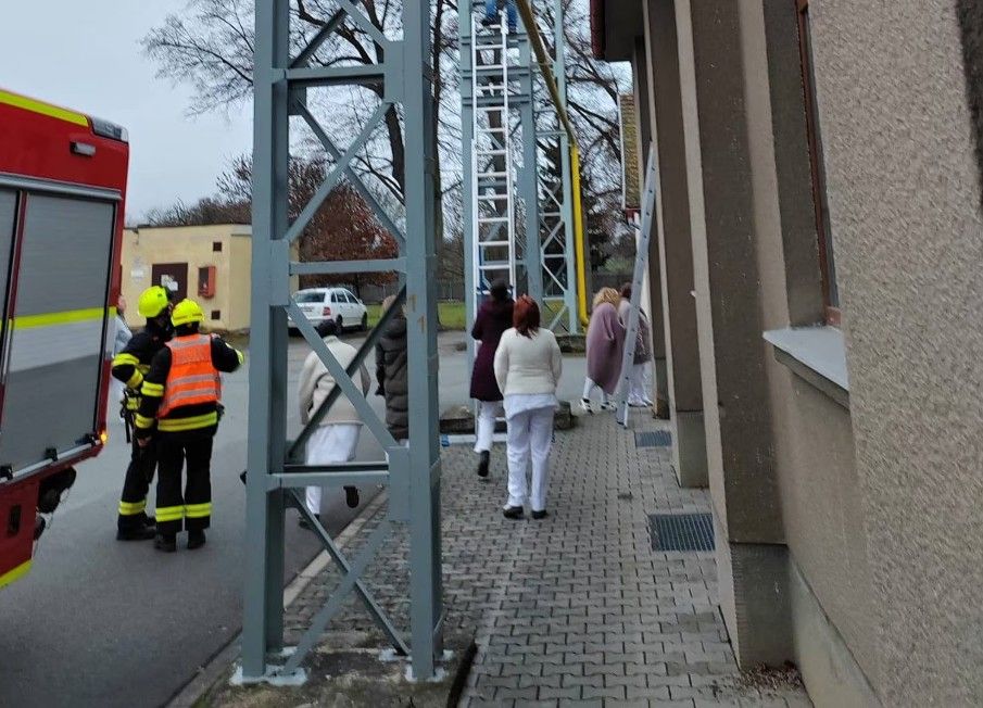 Pacient v Dobřanech vylezl na věž a odmítal slézt