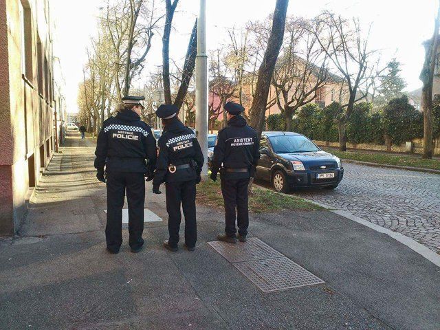 Plzeň dá další peníze do bezpečí. Osm asistentů bude v ulicích mírnit konflikty