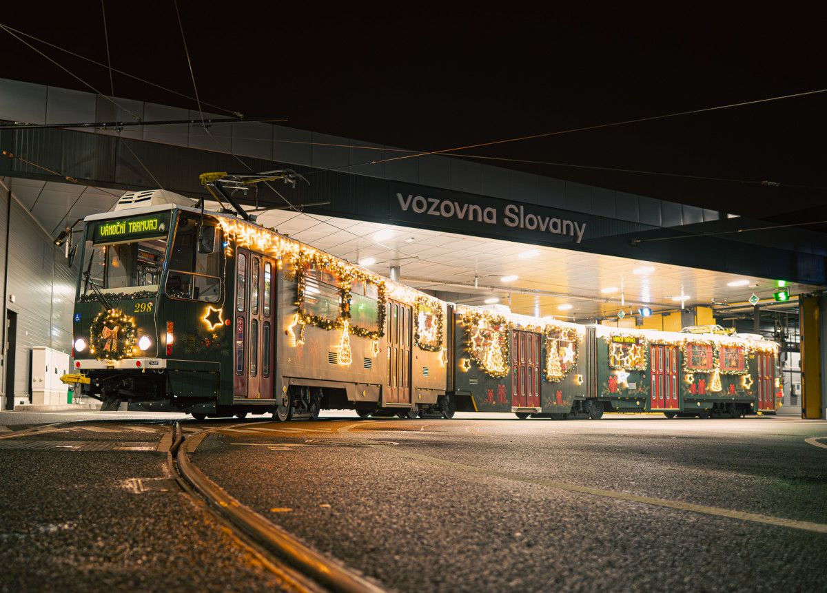 Plzeňská tramvajová chaloupka bojuje o titul nejkrásnější vánoční tramvaje